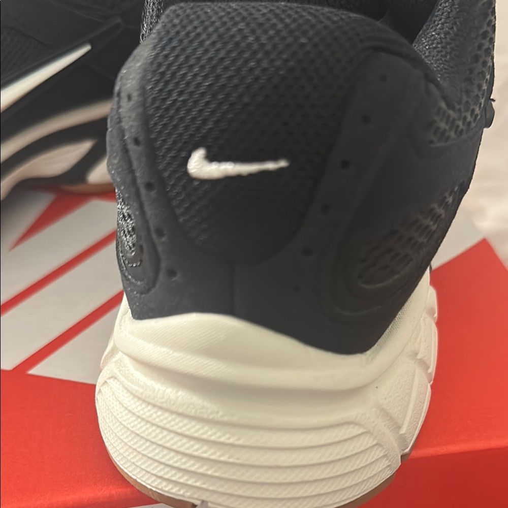 Nike Woman’s V5 RNR - Picture 5 of 9
